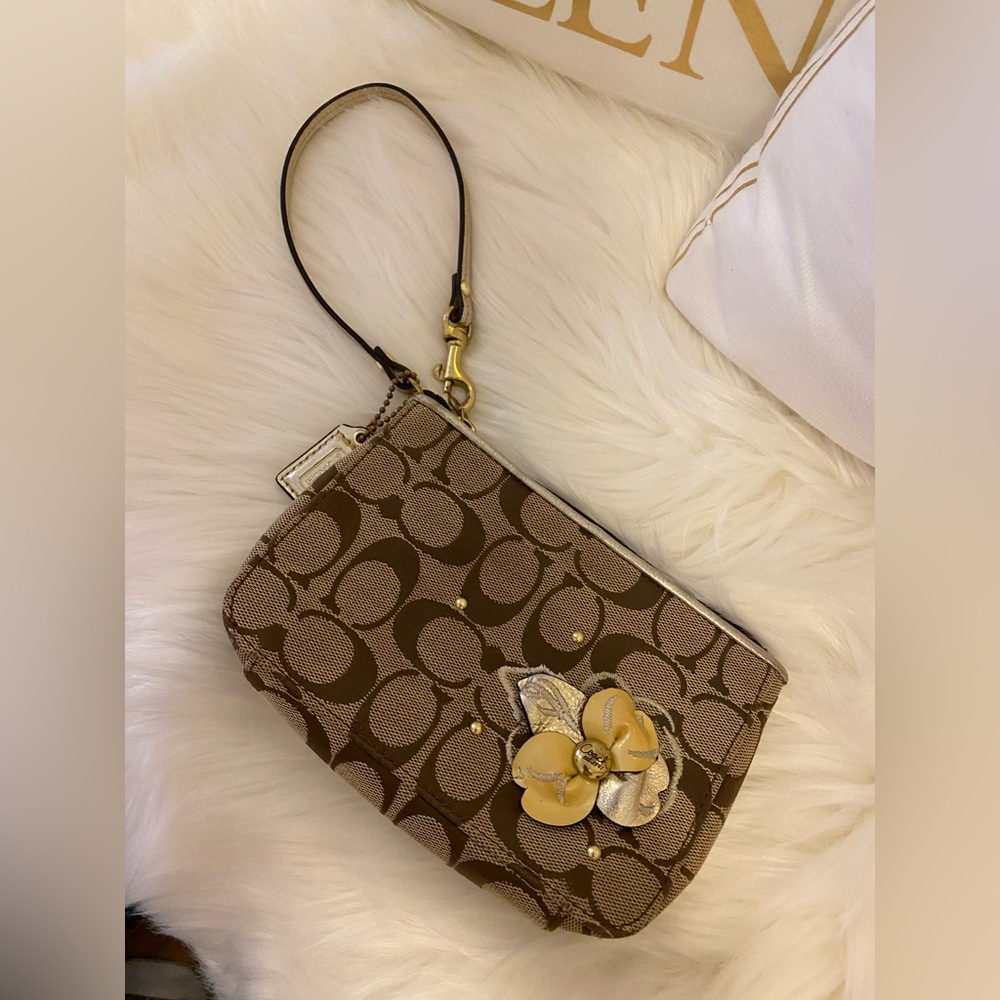 GUC - VINTAGE COACH WHITE FLORAL WRISTLET CLUTCH